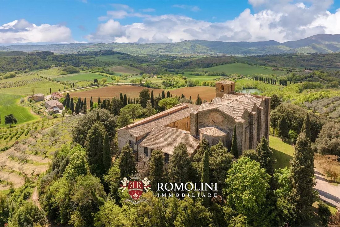 Estate in Historic Center, Perugia, Italy 5 - 17439120