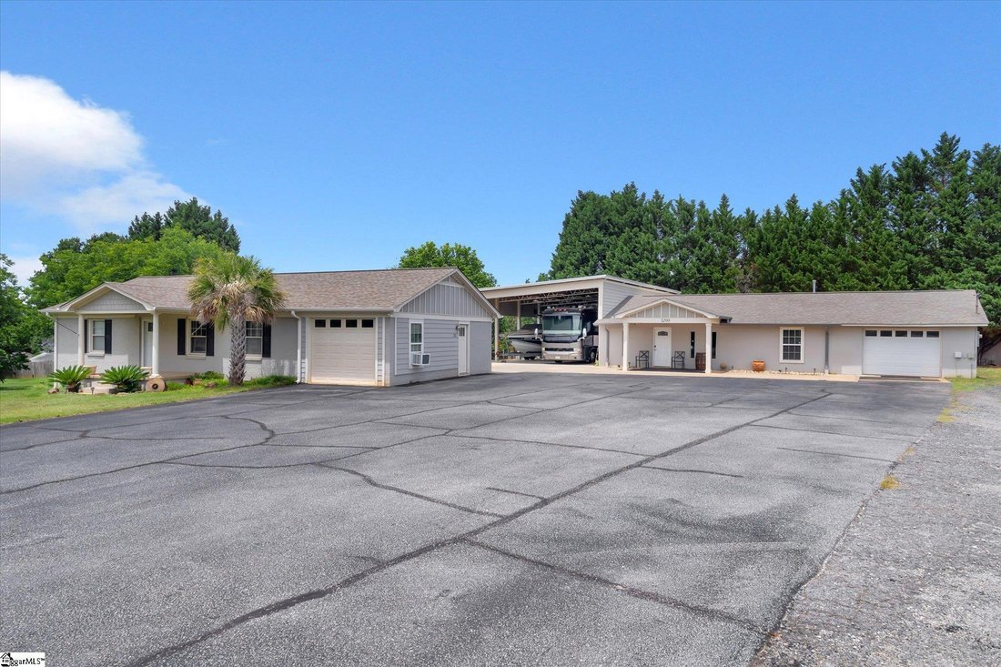 Taylors, South Carolina, United States 1 - 18280084