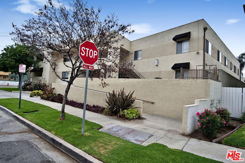 Burbank, California, United States 4 - 18284272