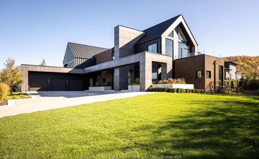 House in Clarksburg, Ontario, Canada 1