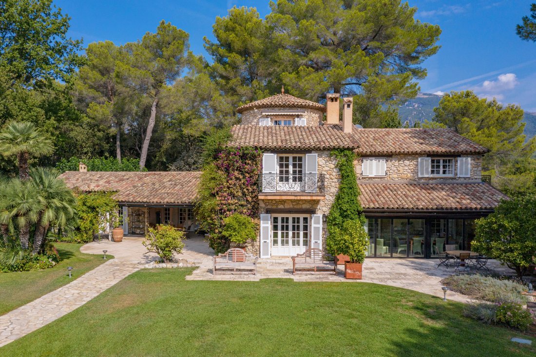 Villa in Nord, Roquefort-les-Pins, France 3 - 18294870