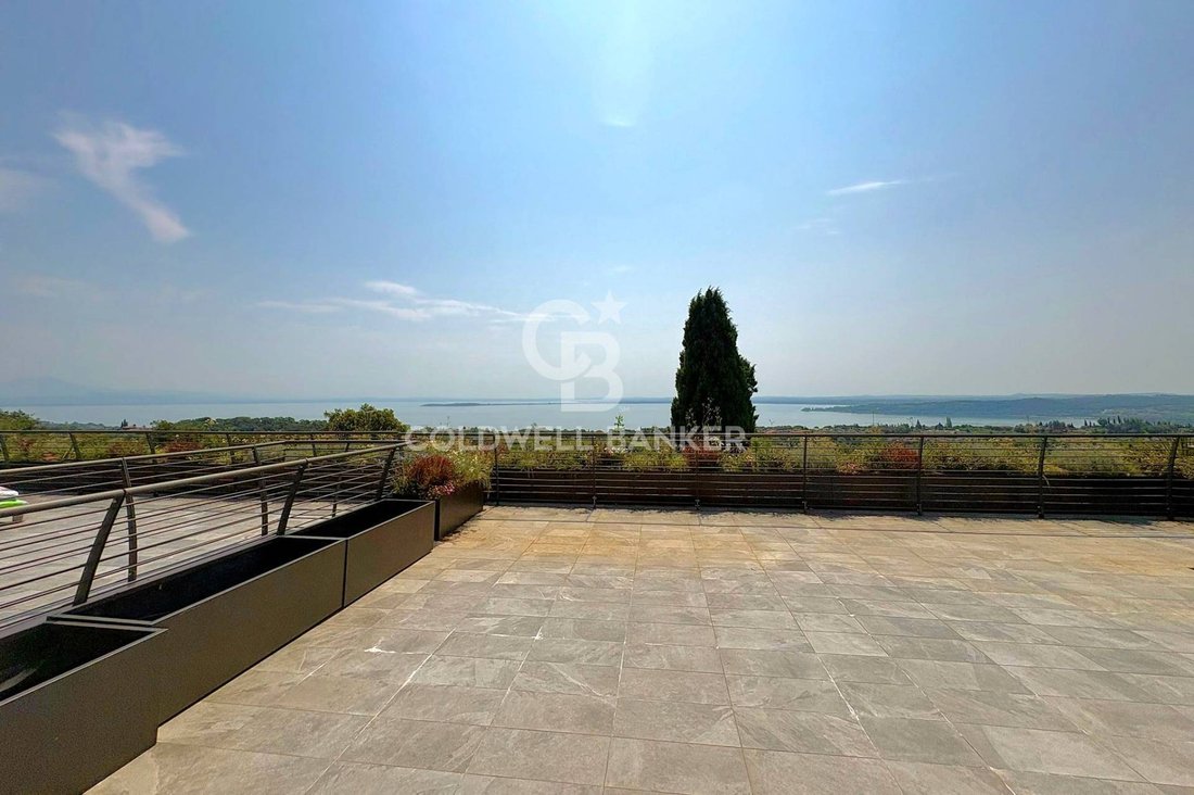 Villa in Hill Zone, Padenghe sul Garda, Lombardy 1 - 18287605