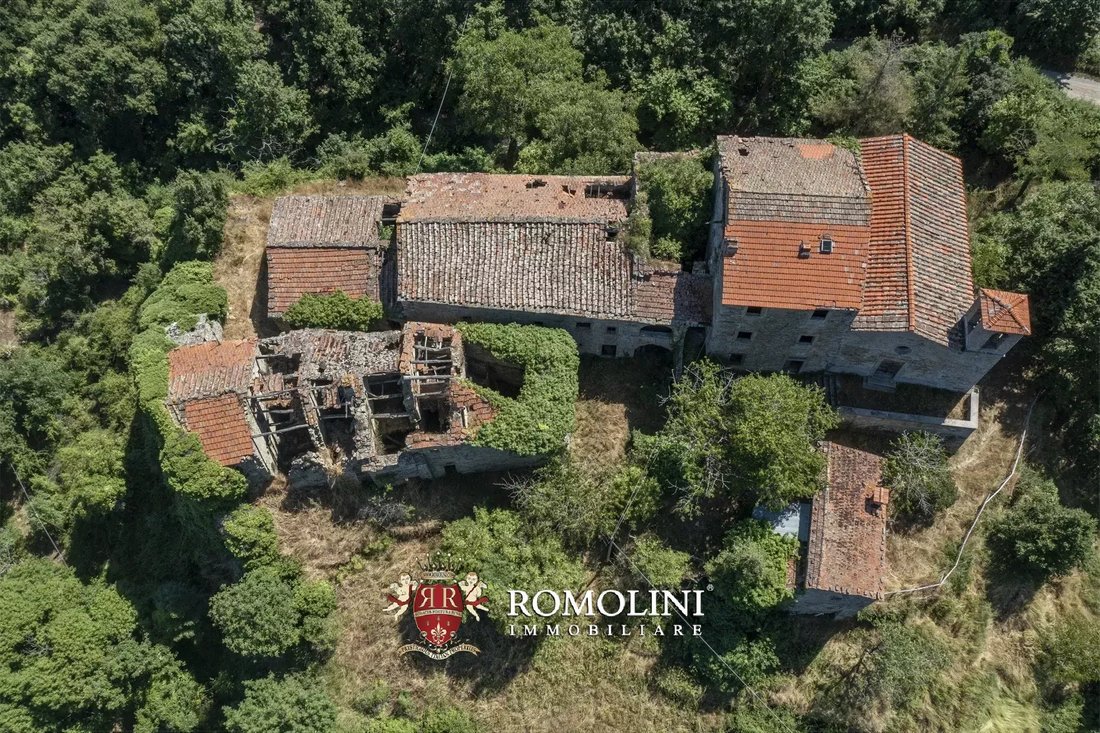 Castle in Center, Arezzo, Tuscany 3 - 16069590
