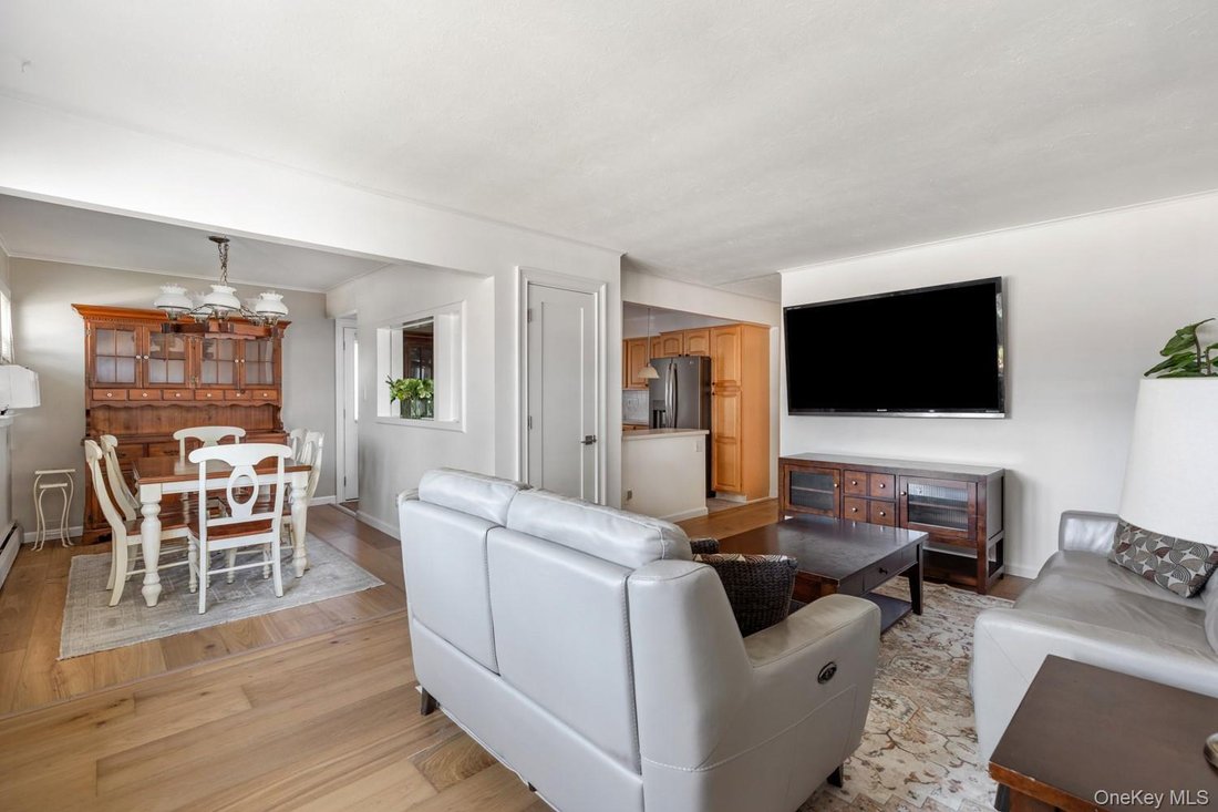 House in West Babylon, New York, United States 3 - 18294960
