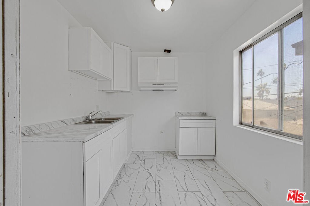 Los Angeles, California, United States 4 - 18280073