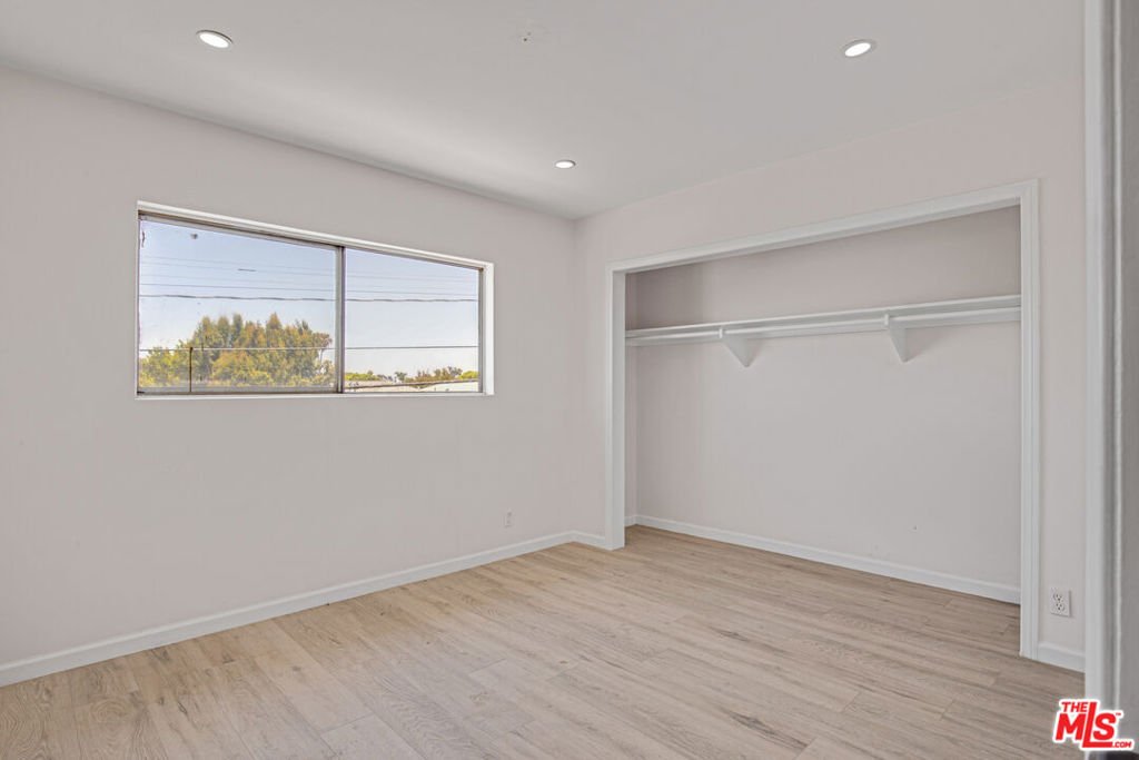 Los Angeles, California, United States 2 - 18280073