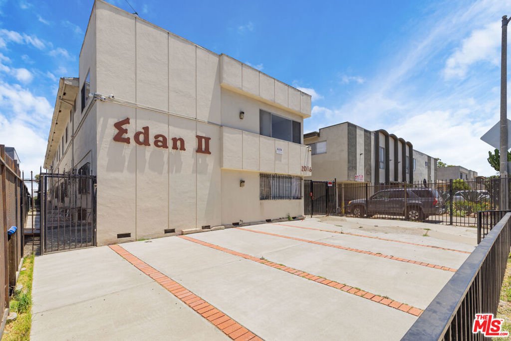 Los Angeles, California, United States 1 - 18280073