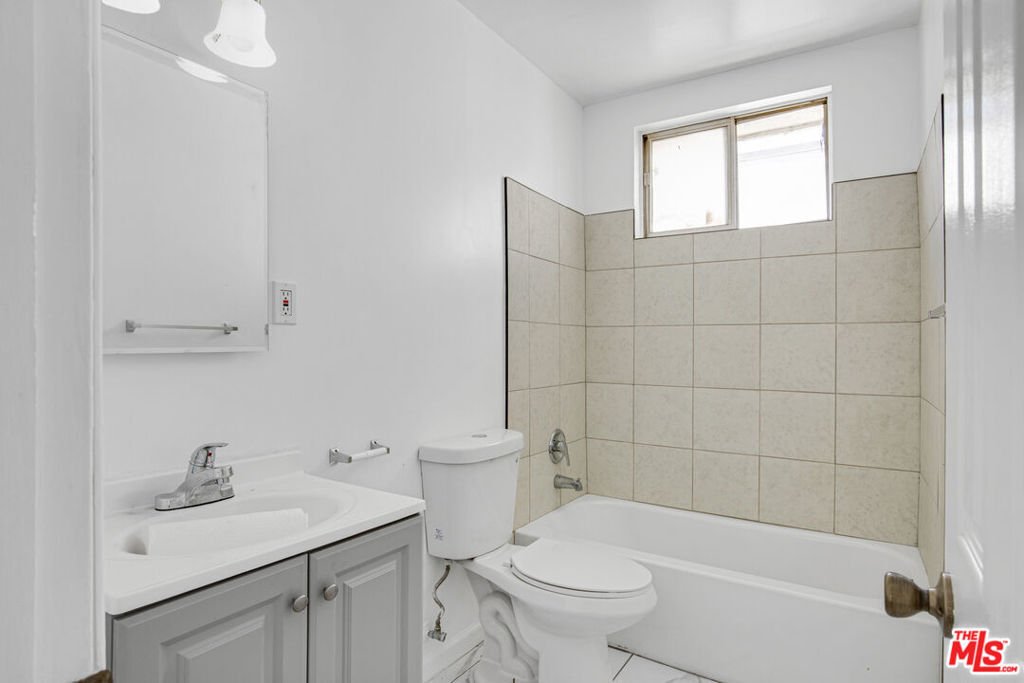 Los Angeles, California, United States 5 - 18280073