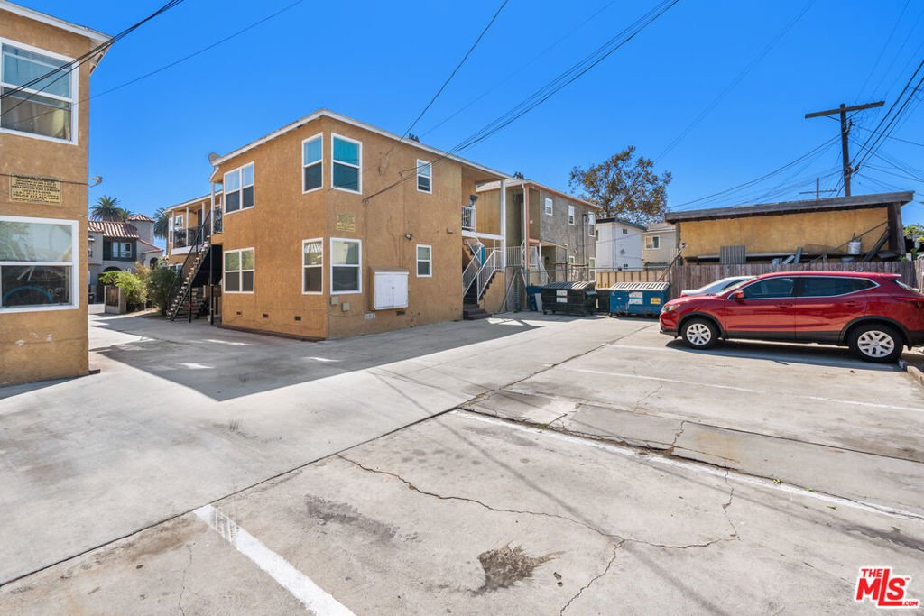 Los Angeles, California, United States 2 - 18280093