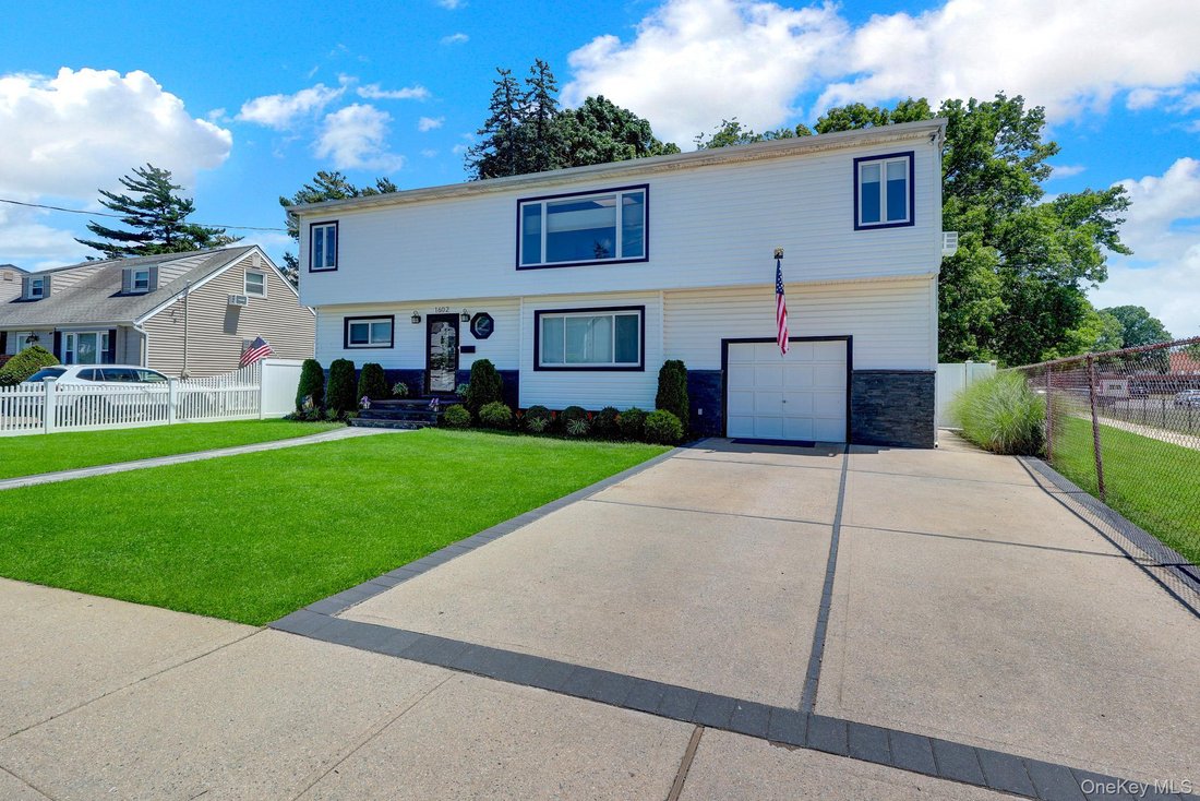 House in East Meadow, New York, United States 1 - 18280168