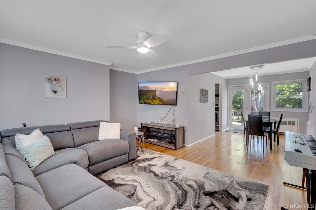 House in East Meadow, New York, United States 5 - 18280168