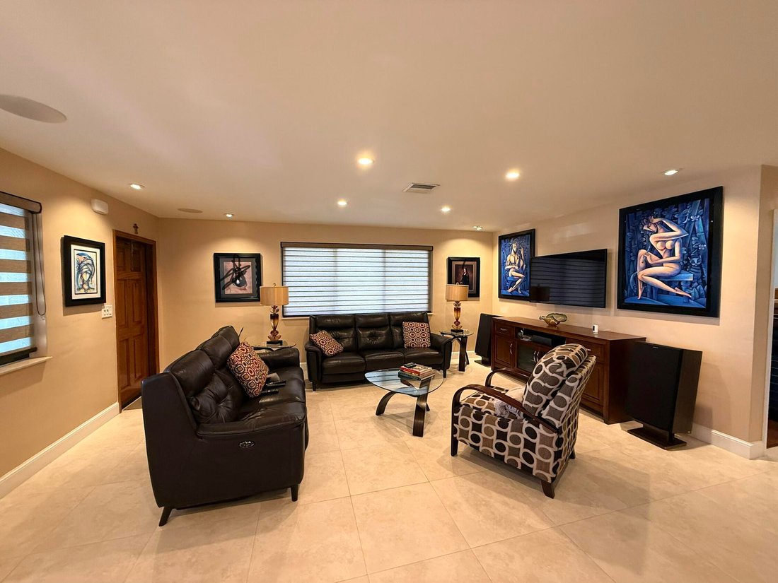 House in Hialeah, Florida, United States 5 - 18284655