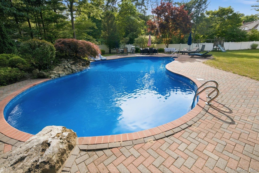 House in Hauppauge, New York, United States 4 - 18294921