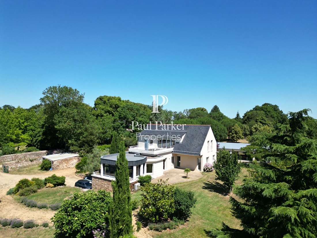 Villa in La Chapelle-Saint-Laud, Pays de la Loire, France 1 - 18294164