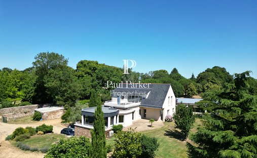 Villa in La Chapelle-Saint-Laud, Pays de la Loire, France 1