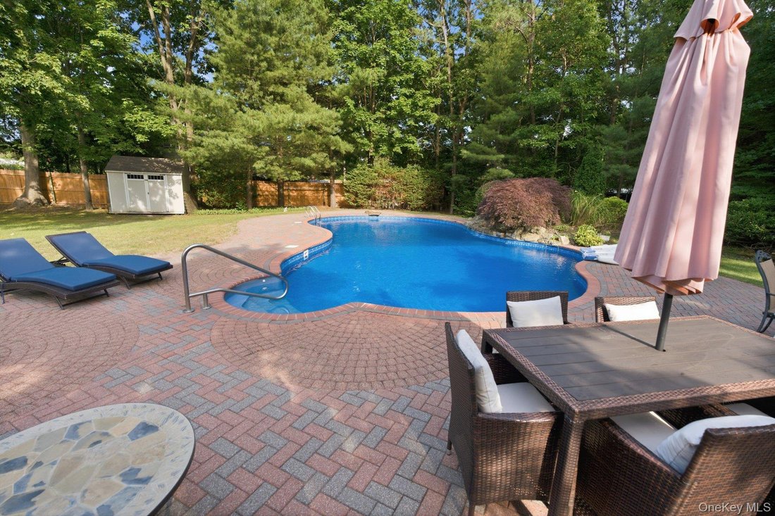 House in Hauppauge, New York, United States 3 - 18294921