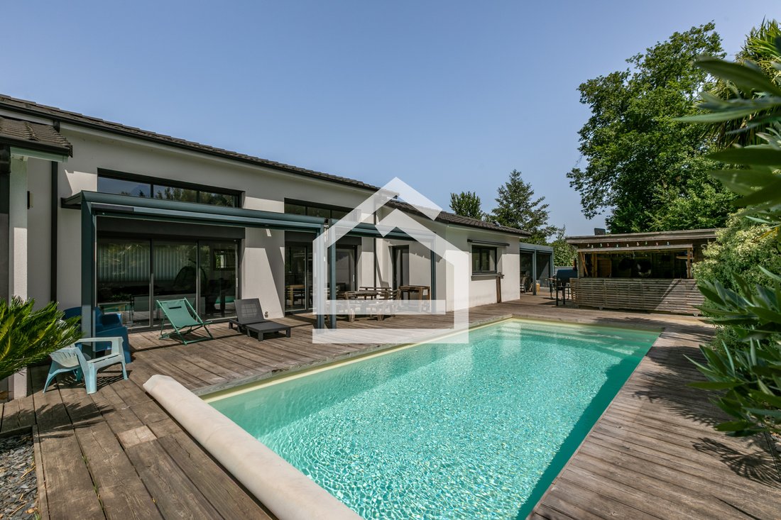 House in Saint-Aubin-de-Medoc, Nouvelle-Aquitaine, France 1 - 18284960