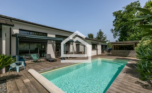 House in Saint-Aubin-de-Medoc, Nouvelle-Aquitaine, France 1
