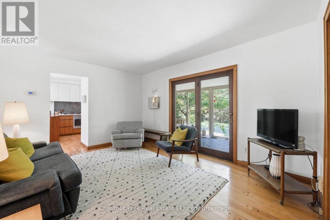 House in Prince Edward, Ontario, Canada 5 - 18126279