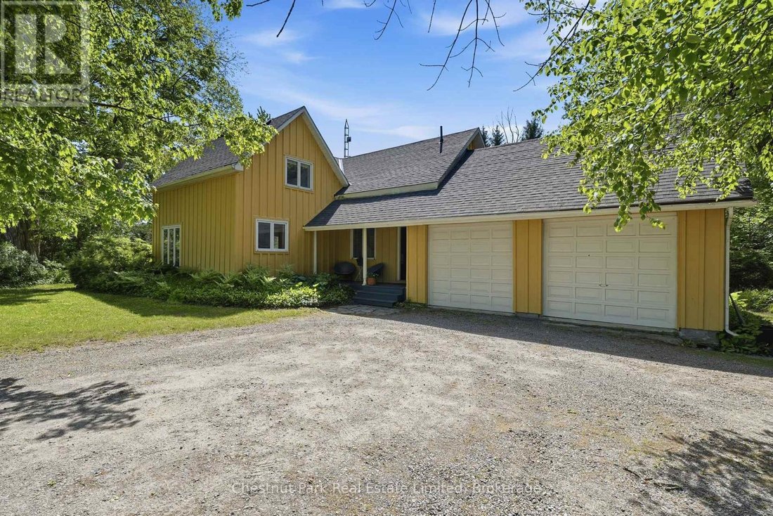 House in Prince Edward, Ontario, Canada 2 - 18126279