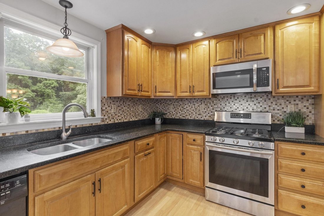 House in Plaistow, New Hampshire, United States 4 - 18296275