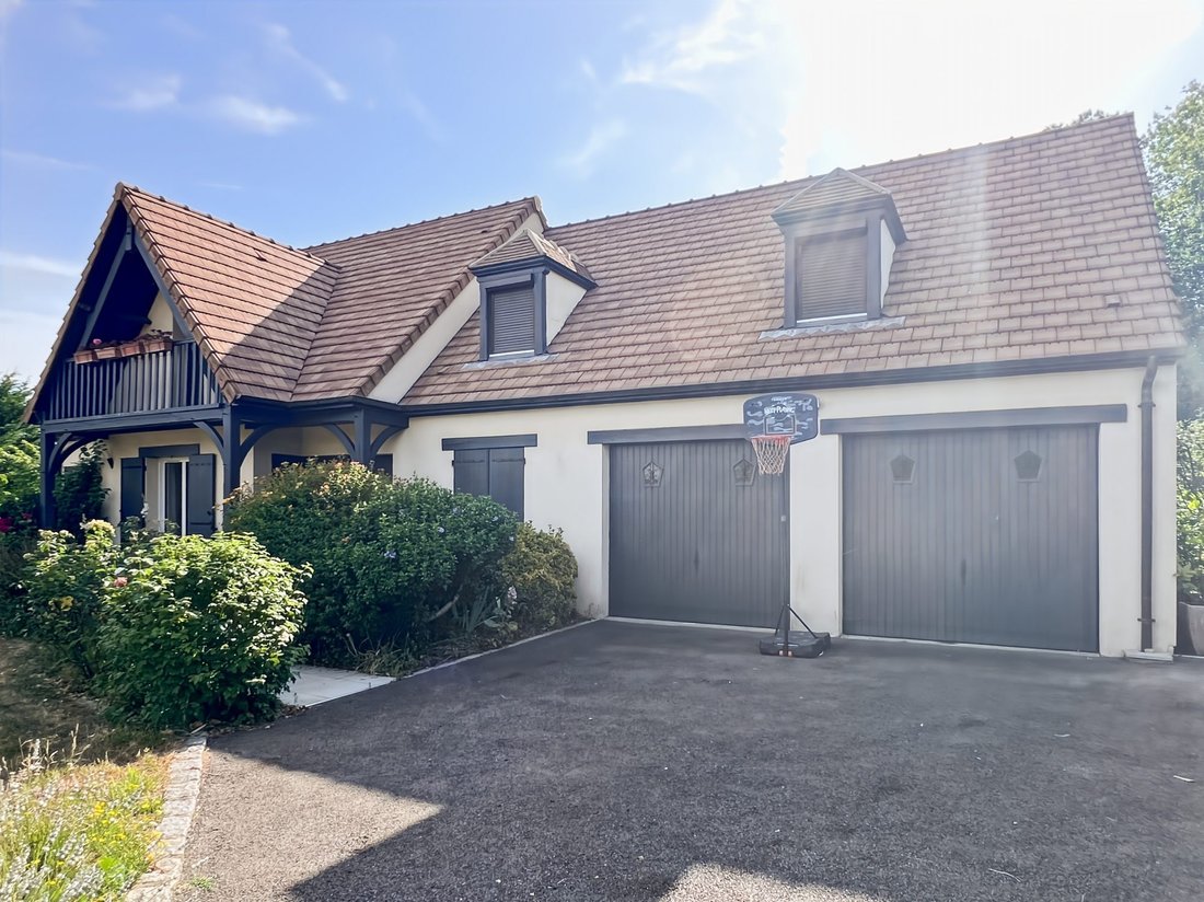 House in Bazoches-sur-Guyonne, Ile-de-France, France 2 - 18295712