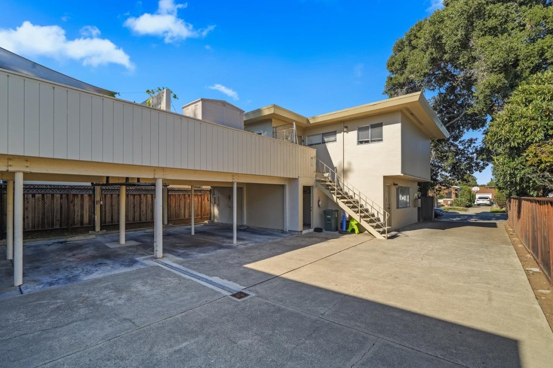 San Mateo, California, United States 3 - 18296744
