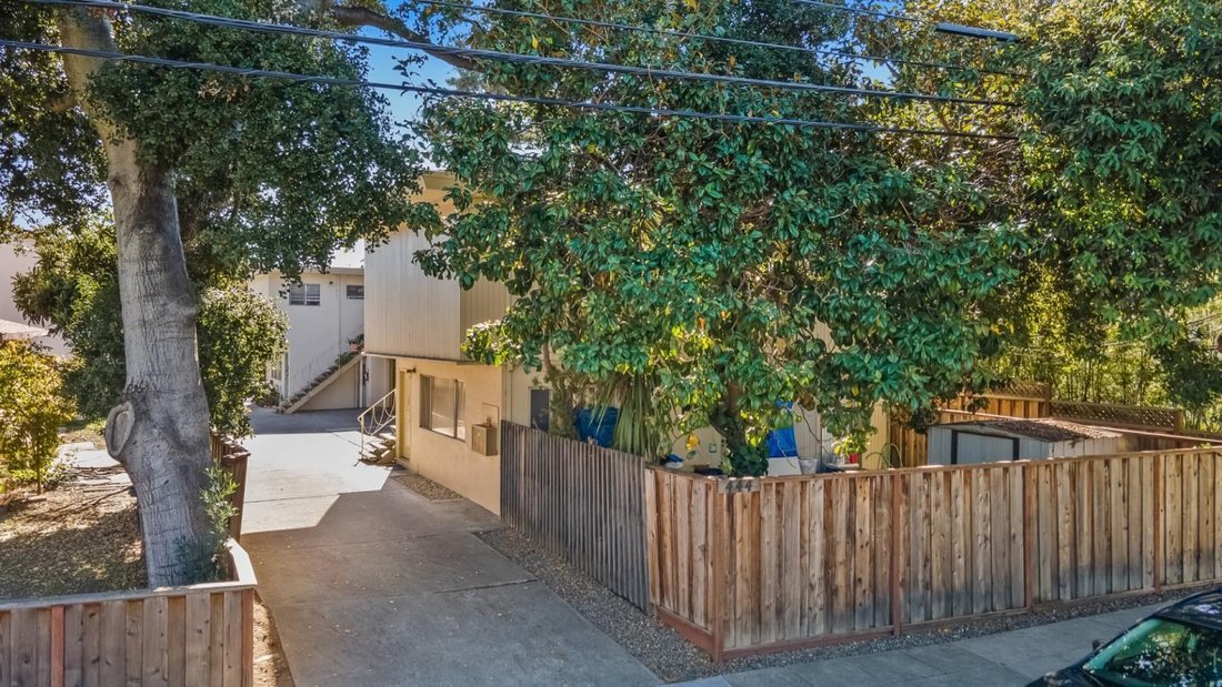 San Mateo, California, United States 1 - 18296744