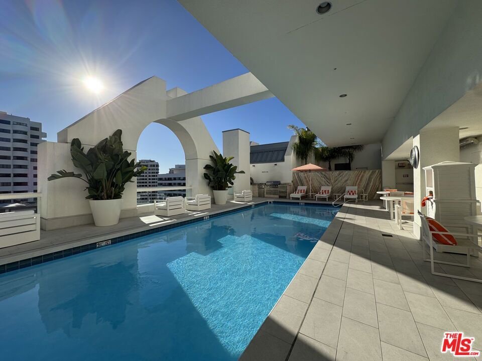 Condo in Los Angeles, California, United States 4 - 18296698