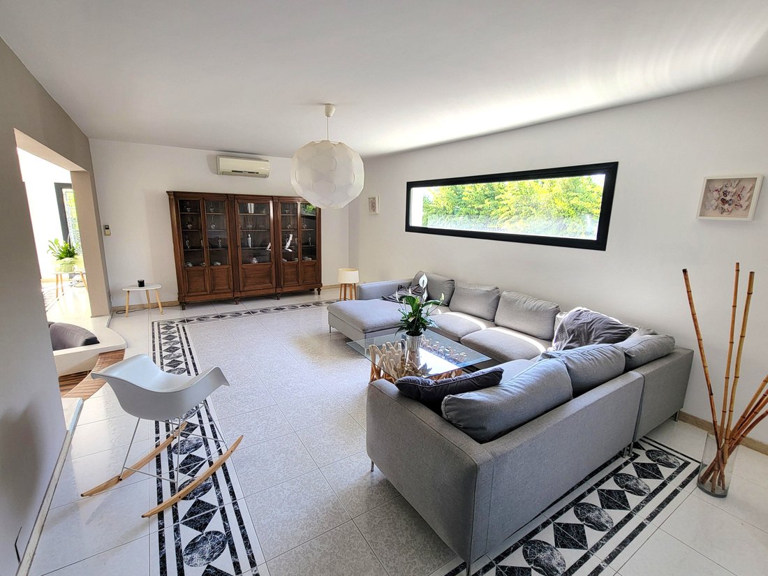 Villa in Pujaut, Occitania, France 3 - 18037483