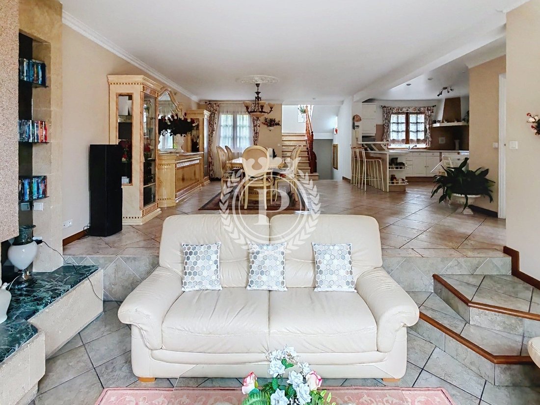 House in Le Saule Blanc, Bondy, France 4 - 18296633