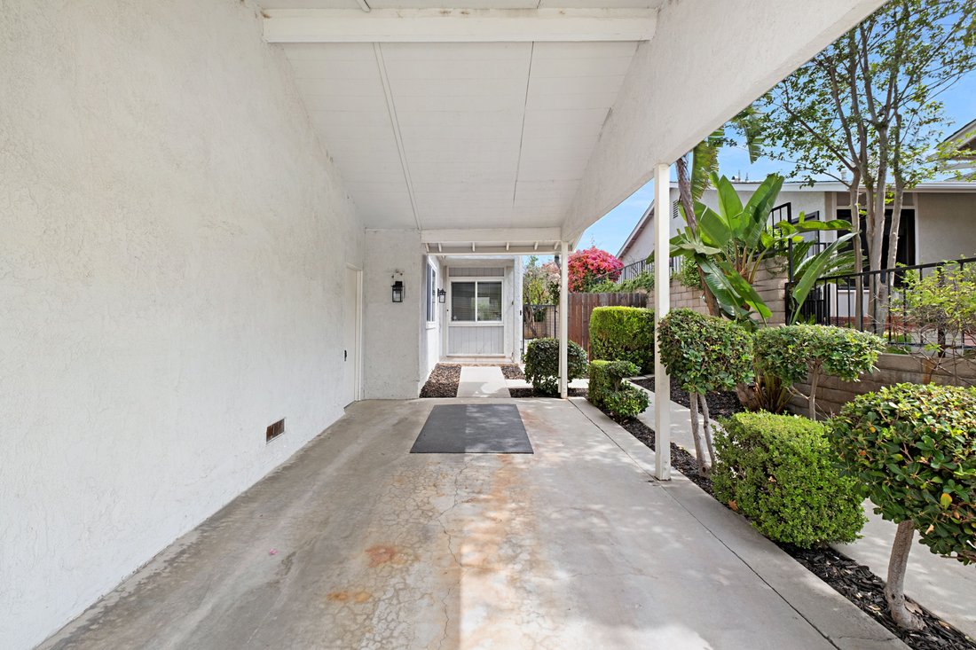 Brea, California, United States 5 - 18296412