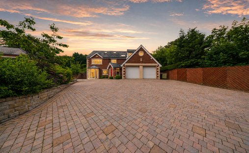 House in Grasscroft, England 1