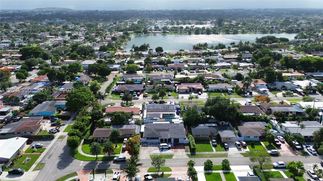House in Hialeah, Florida, United States 4 - 18296975