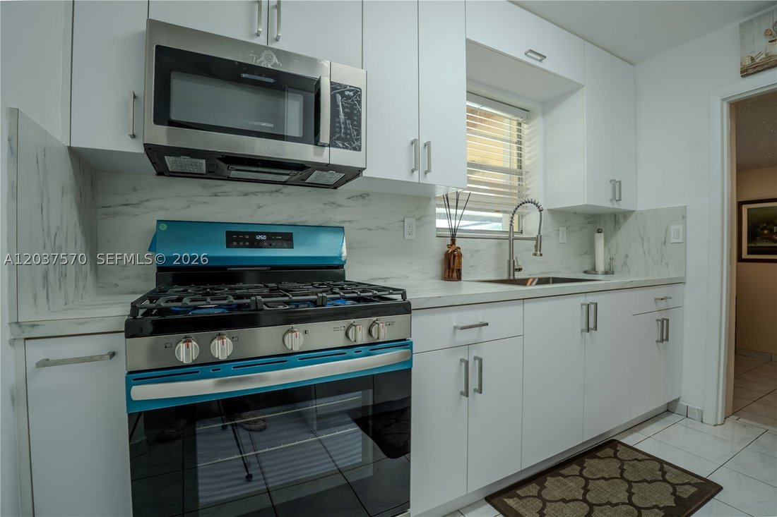 House in Hialeah, Florida, United States 5 - 18296988