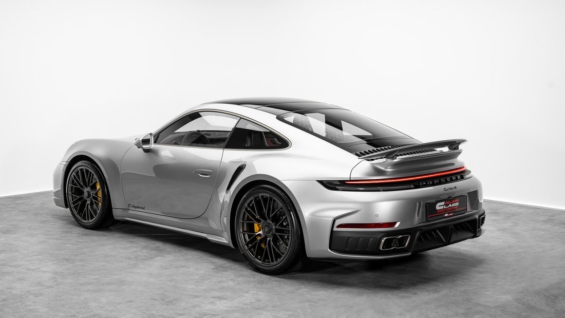 Coupe in Dubai, United Arab Emirates 2 - 18296911