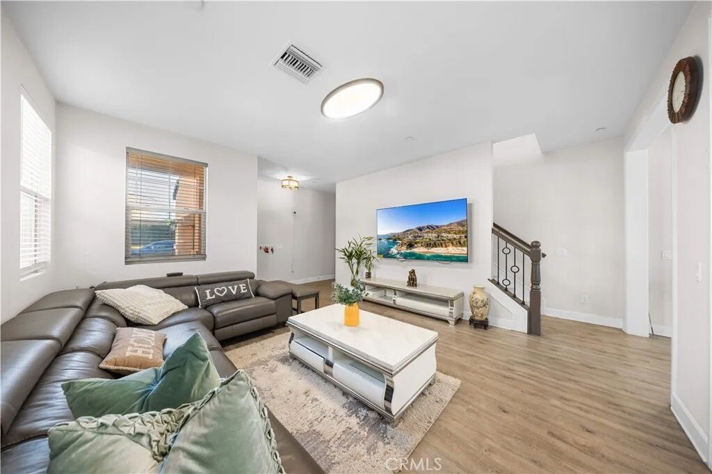 Condo in San Gabriel, California, United States 5 - 18297346