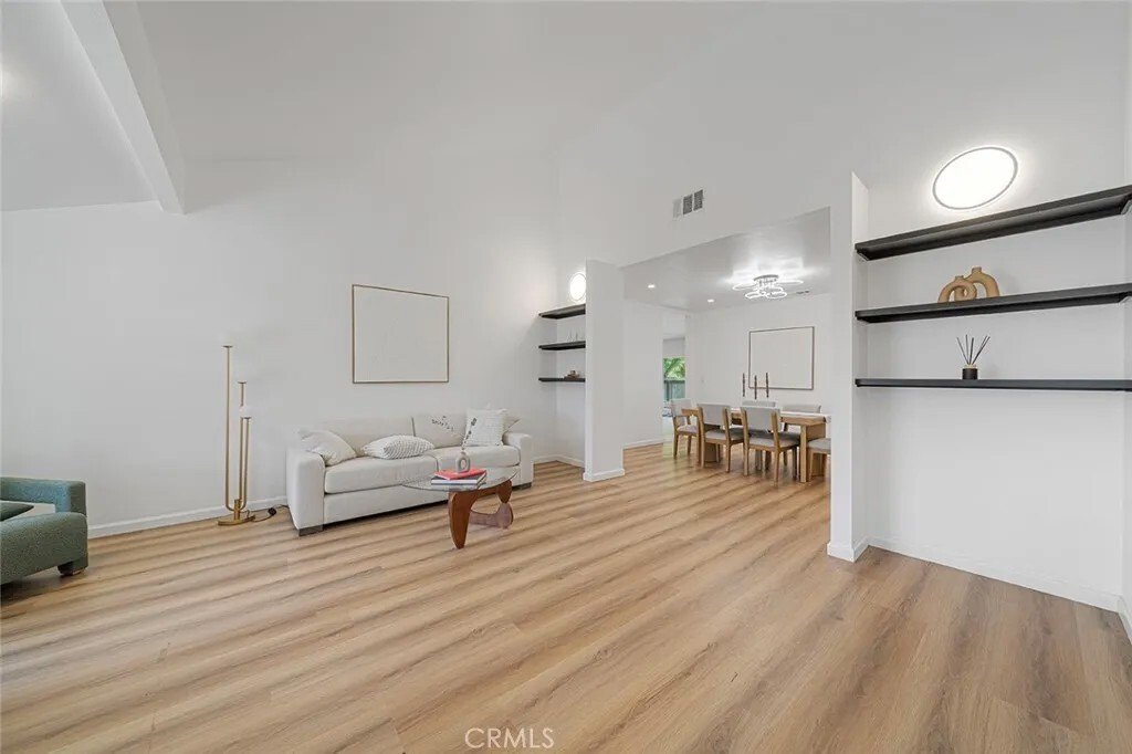 Los Angeles, California, United States 2 - 18297327