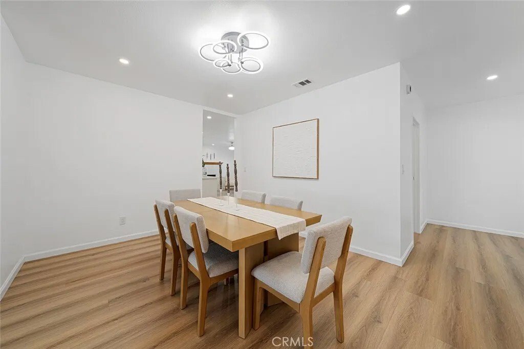 Los Angeles, California, United States 3 - 18297327