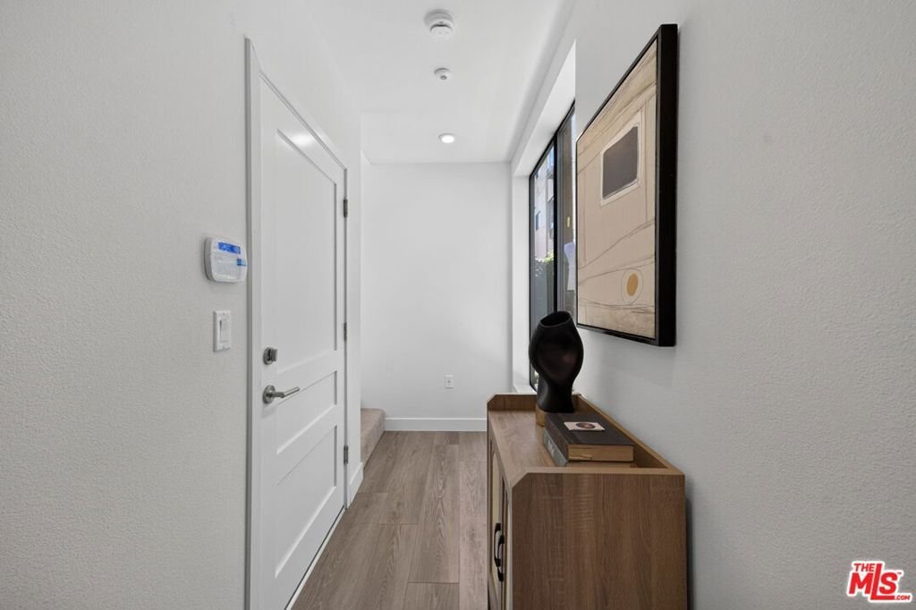 Condo in Los Angeles, California, United States 4 - 18301622