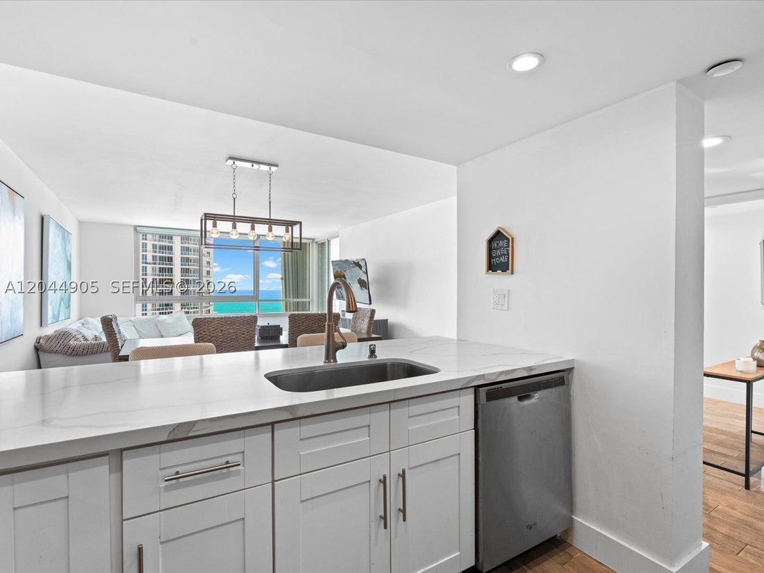 Condo in Miami Beach, Florida, United States 3 - 18301537
