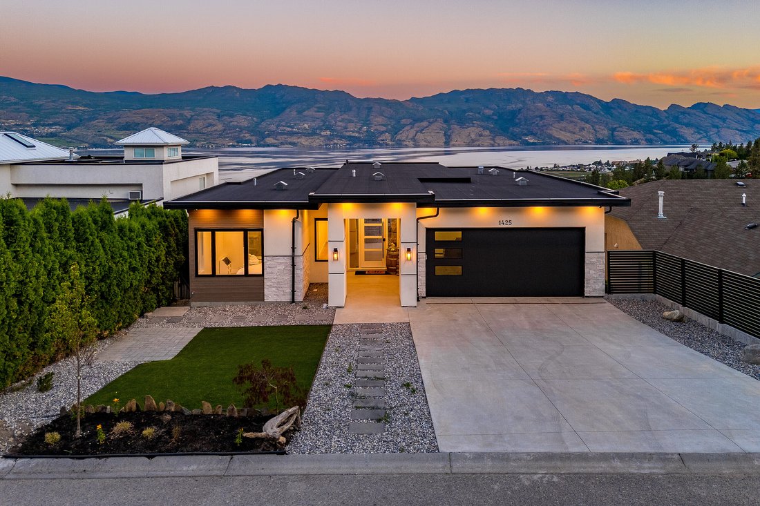 House in West Kelowna, British Columbia, Canada 1 - 18302633