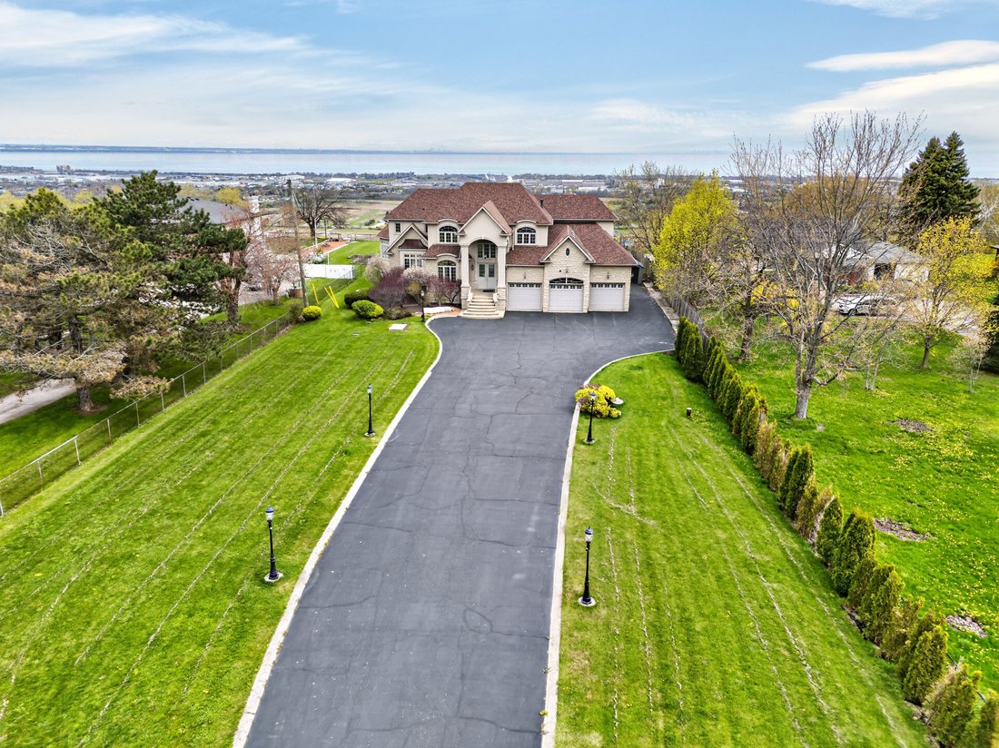 Estate in Hamilton, Ontario, Canada 2 - 18298192
