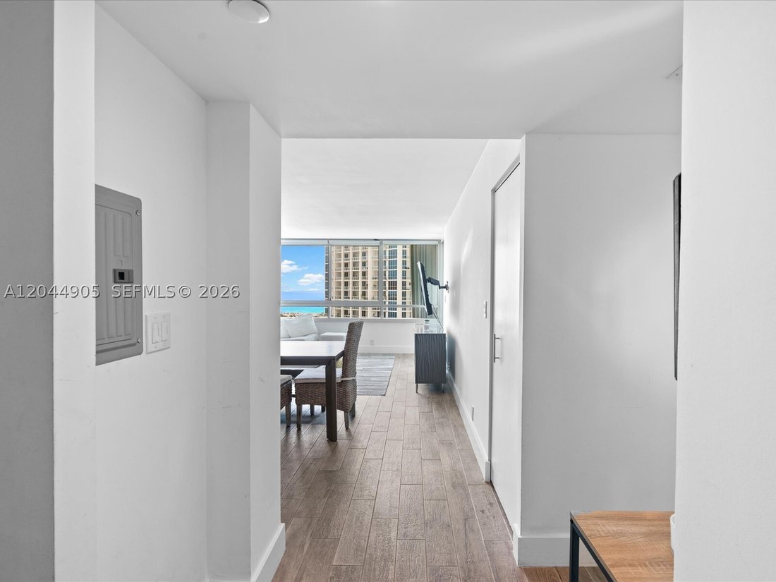 Condo in Miami Beach, Florida, United States 5 - 18301537
