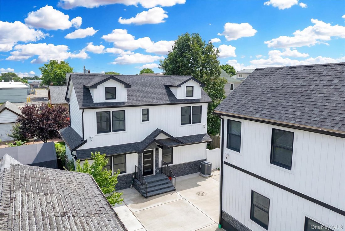 Apartment in Elmont, New York, United States 3 - 18301708