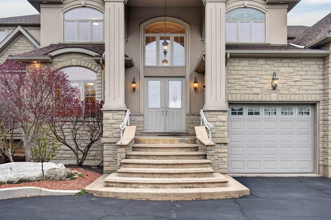 Estate in Hamilton, Ontario, Canada 3 - 18298192