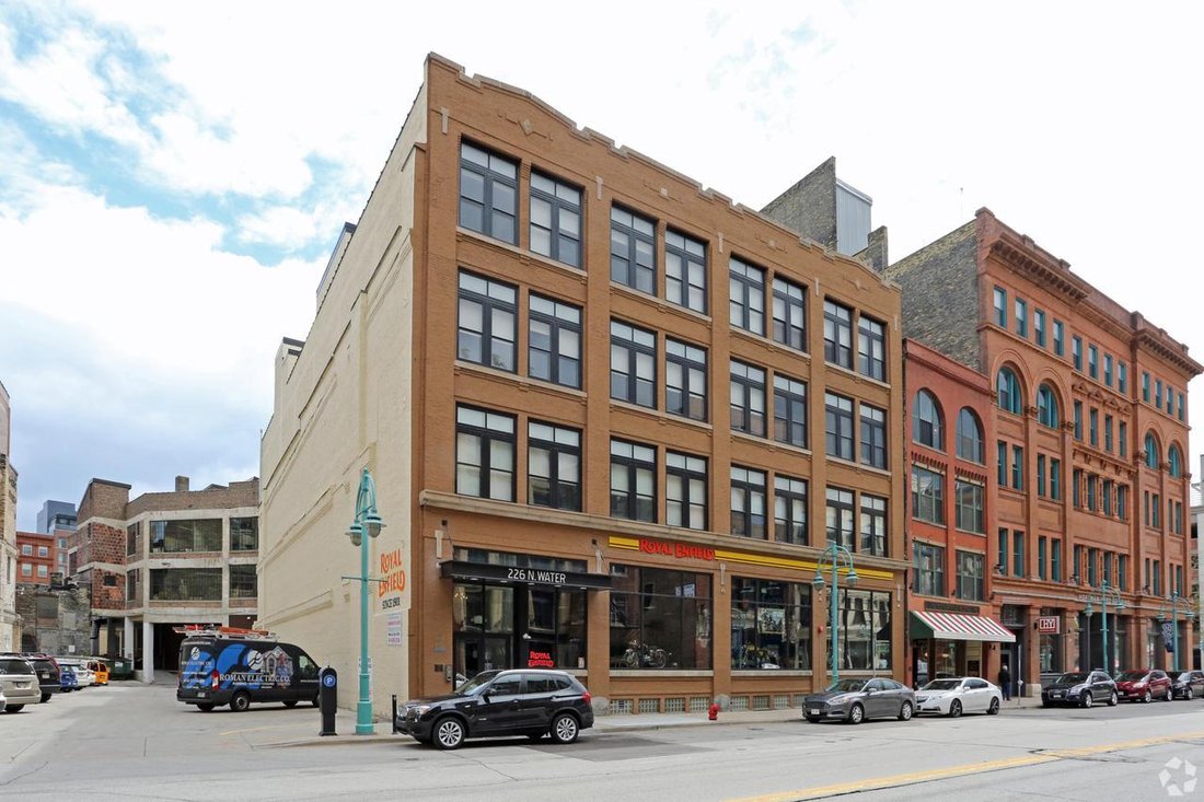 Milwaukee, Wisconsin, United States 2 - 18301469