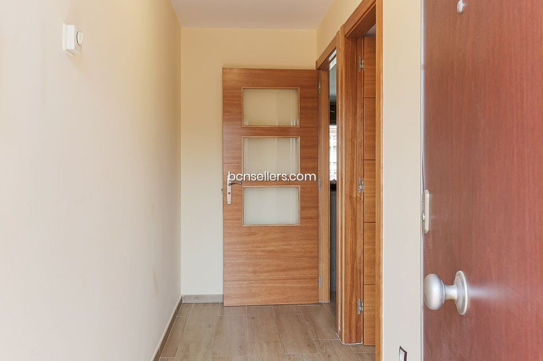 Apartment in Cornella de Llobregat, Catalonia, Spain 5 - 18300945