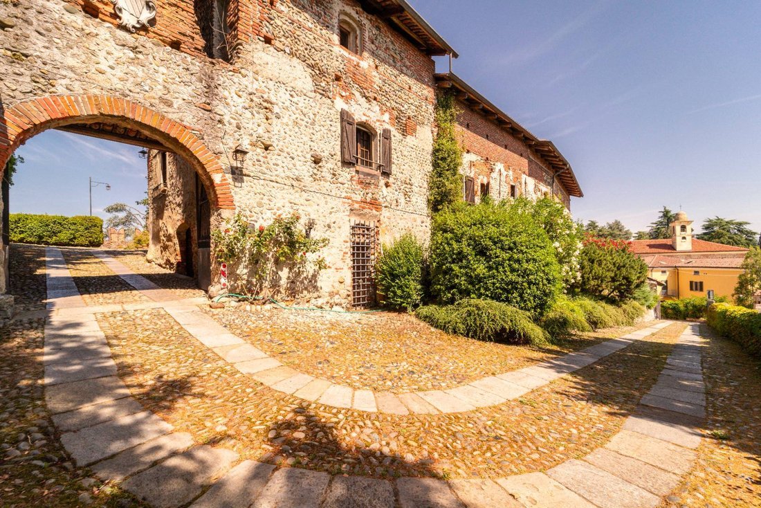 Castle in Moncrivello, Piedmont, Italy 5 - 18303285