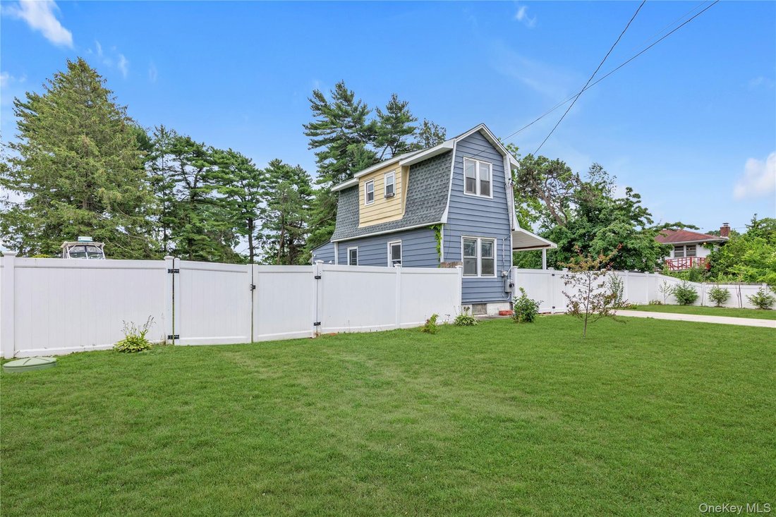 House in West Babylon, New York, United States 1 - 18298493